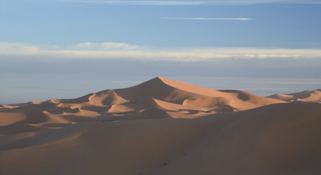 Tajemství velké hvězdicovité duny: Britští vědci zkoumali v Maroku její unikátní tvar