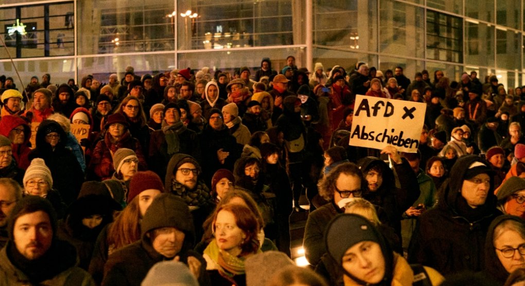 Německá vláda po masových „protifašistických“ demonstracích zvažuje, že sebere AfD peníze