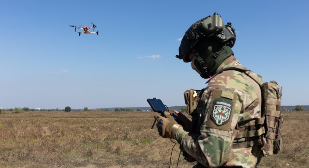 Jako divocí sršni. Levné drony ničí drahou ruskou techniku včetně tanků