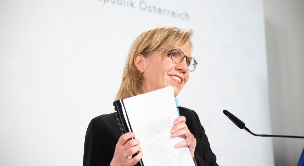 Pohádky protijaderné babičky. Rakouská ministryně bojuje proti jádru v roli spisovatelky