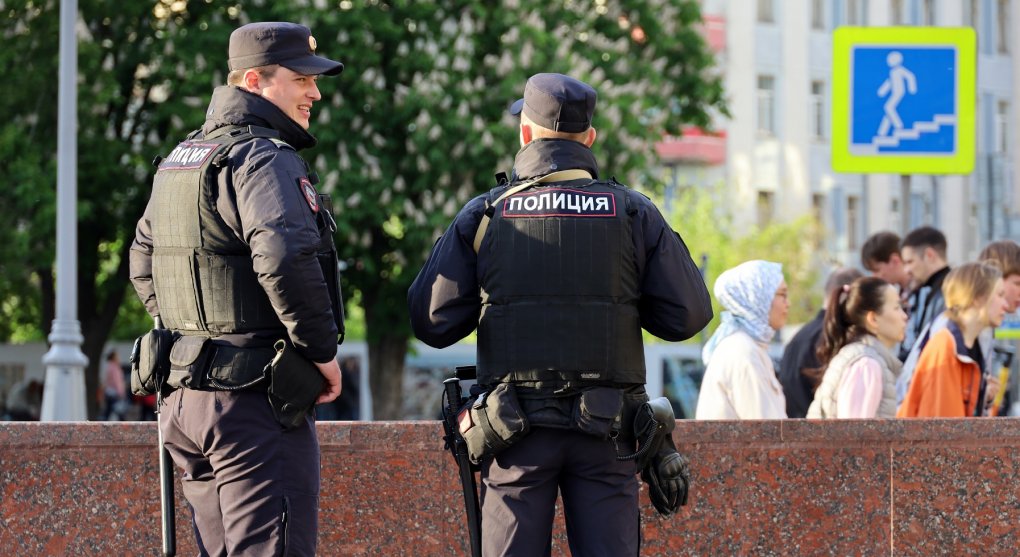 Příprava na další puč? Policisté v Moskvě cvičí s kalašnikovy a granáty