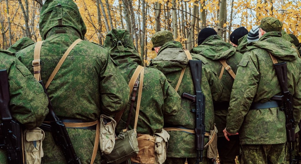 Morálka ruské armády upadá. Vojáci odmítají plnit rozkazy a opouštějí pozice, chybí jim munice i jídlo