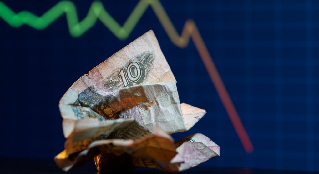 Rubl zrychluje svůj pád, prolomil hranici 100 za dolar