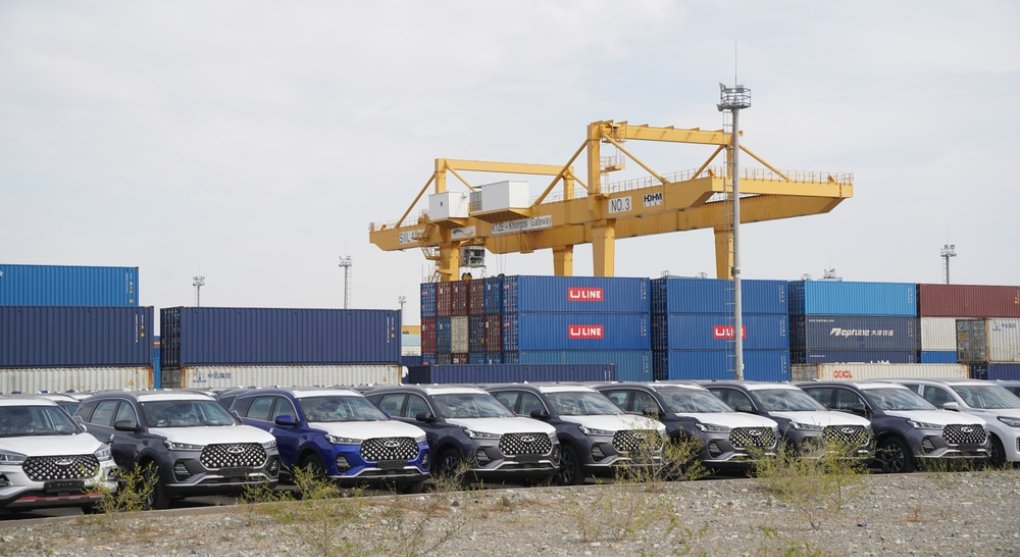 Čínské elektromobily se hromadí v evropských přístavech, nemá je kdo odvézt