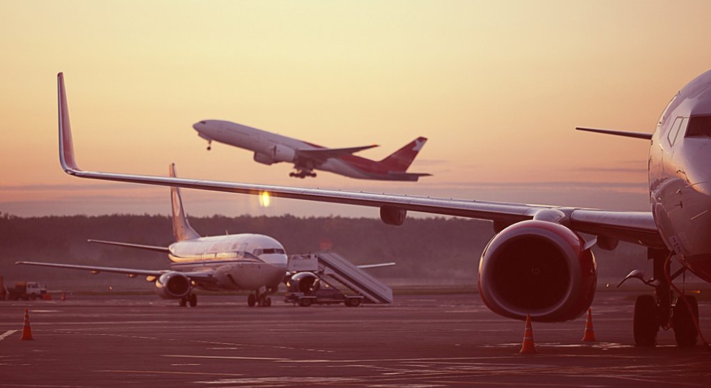 Letecký průmysl pod tlakem na snižování emisí. Přijde další omezení létání?