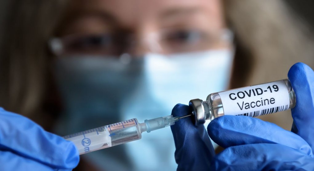 Pfizer lhal o vakcíně proti covidu, tvrdí Texas a firmu žaluje